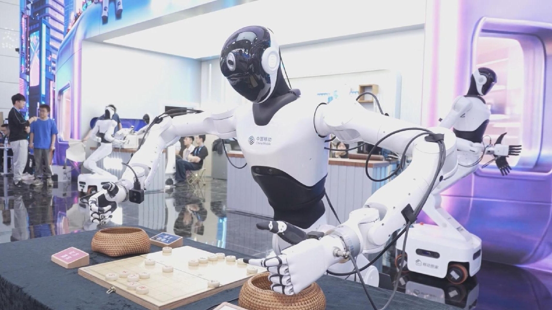 Penerapan praktis robot AI berwujud Memukau Pengunjung Konferensi AI Dunia 2026