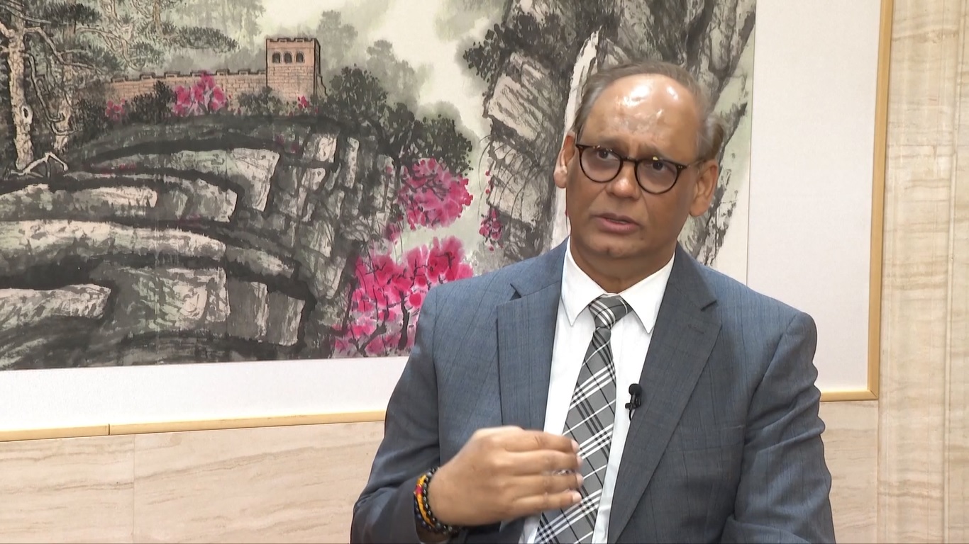 Ia mengundang lebih banyak investor Tiongkok untuk menemukan potensi yang belum dimanfaatkan di negaranya yang berpenduduk sekitar 1