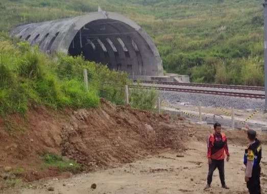 Kepolisian Daerah Jawa Barat meminta masyarakat tidak menerbangkan layang-layang dan pesawat nirawak atau drone di sekitar jalur Kereta Cepat Jakarta-Bandung (KCJB)