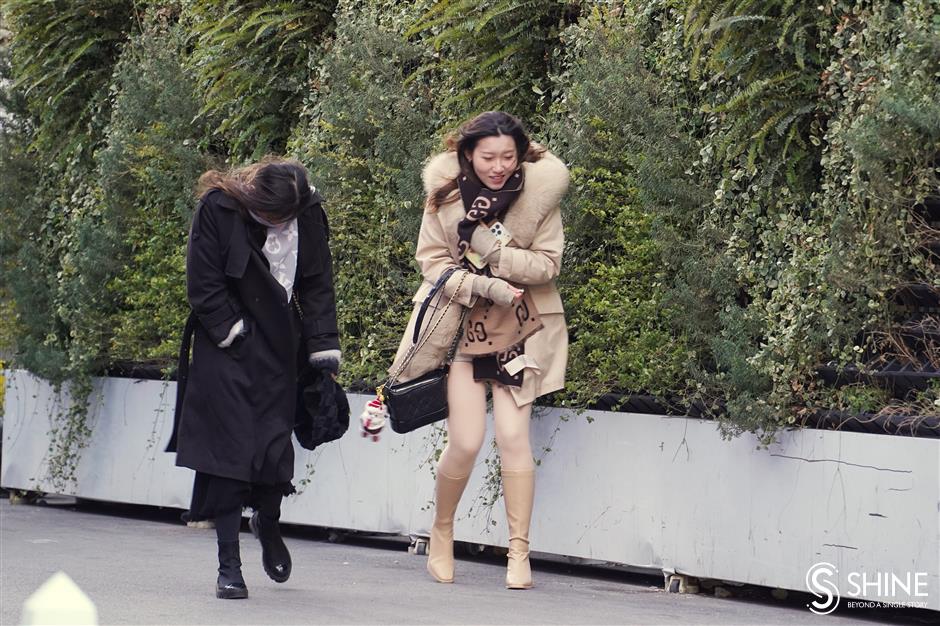 Orang-orang di Shanghai menggigil kedinginan pada hari Kamis(21/12) namun para peramal cuaca mengatakan hari Jumat(22/12) udara akan lebih dingin dengan suhu di beberapa pinggiran kota turun hingga minus 5 hingga minus 7 derajat Celcius