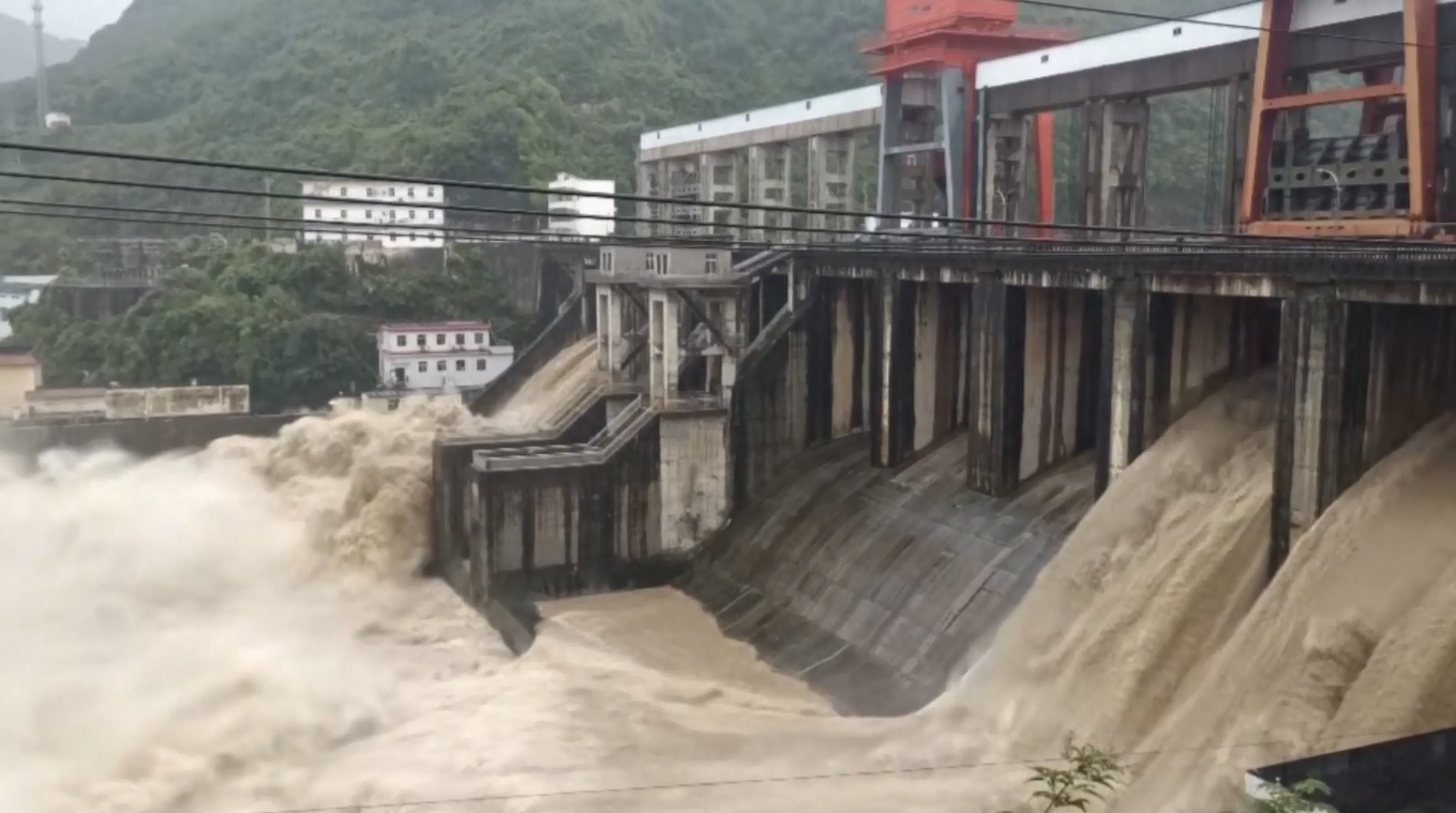 Bendungan di Provinsi Hubei Lepaskan Air Banjir Menyusul Curah Hujan yang Pecahkan Rekor