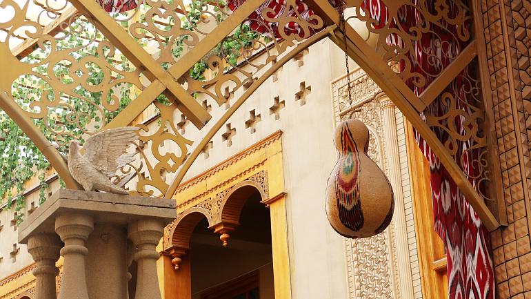 Pemerintah setempat telah mengambil tindakan untuk melindungi tempat tinggal tua ini dengan gaya arsitektur tradisional Uygur sambil mengubah kota tua menjadi tempat wisata yang modis