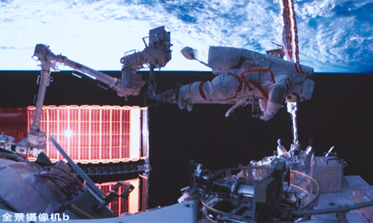 EVA dengan durasi sembilan jam