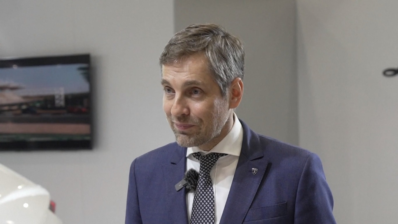 Bahkan di dunia mobil sport yang secara tradisional didominasi oleh kaum pria