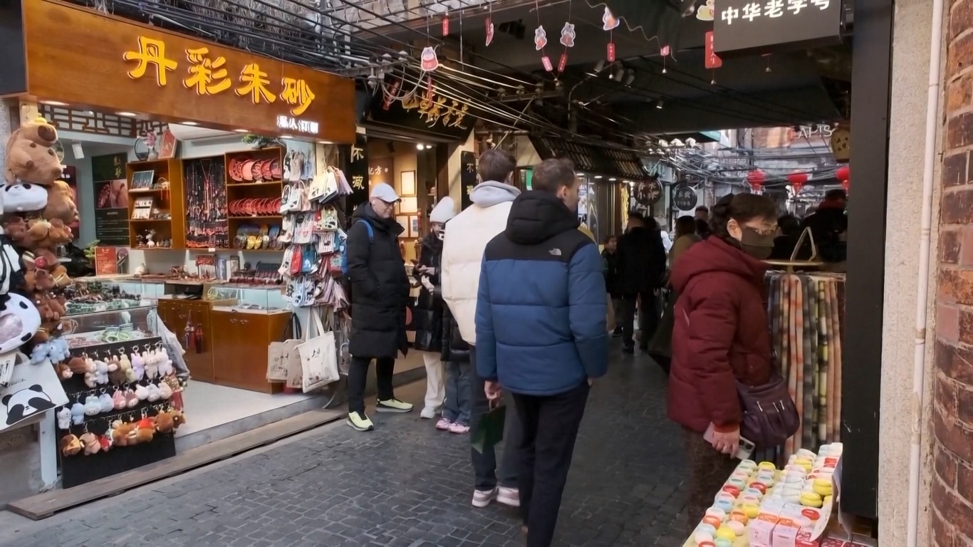 Banyak kota yang lebih jauh memanfaatkan warisan budaya lokal
