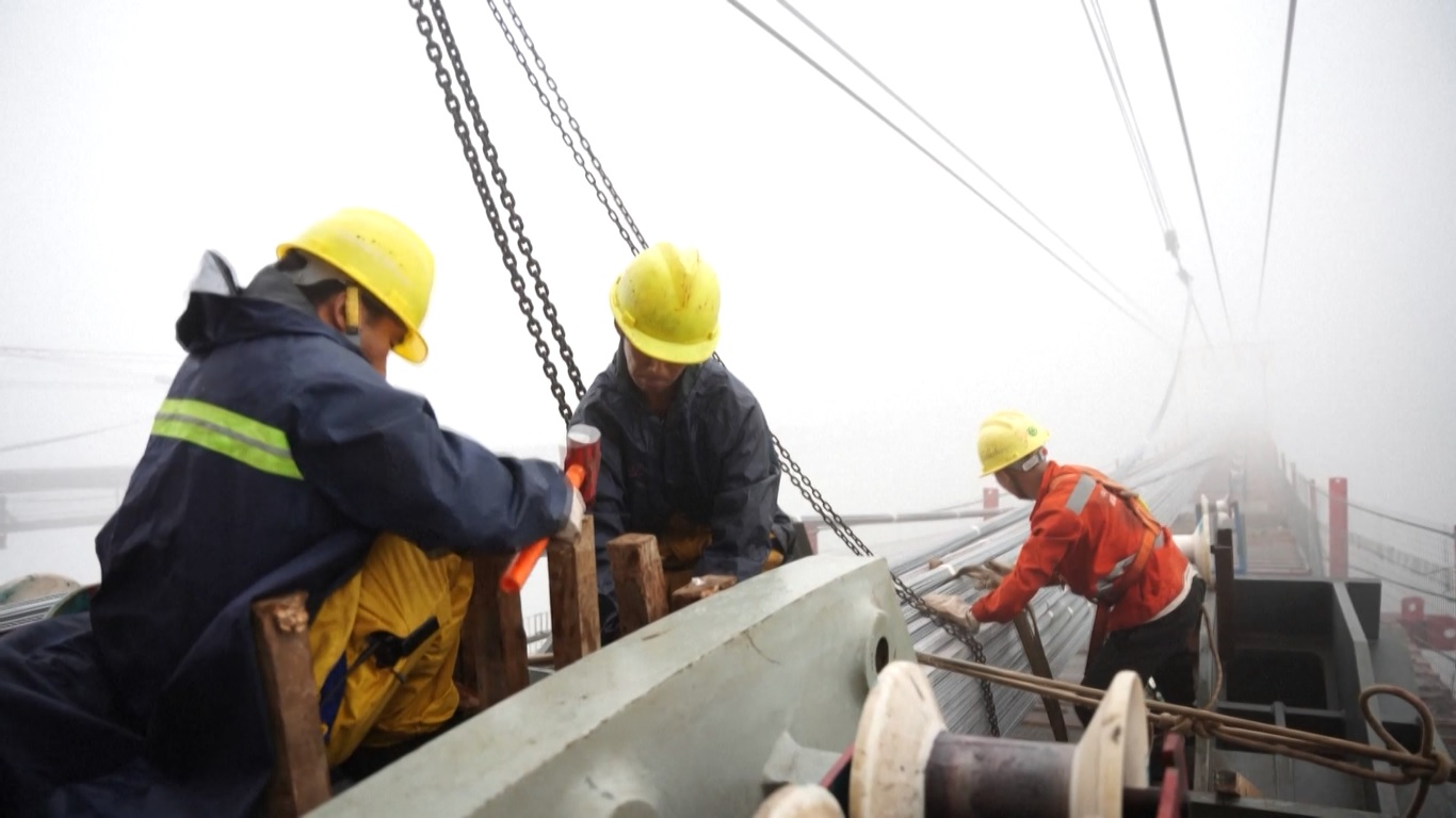 Jembatan Longmen memiliki panjang 7