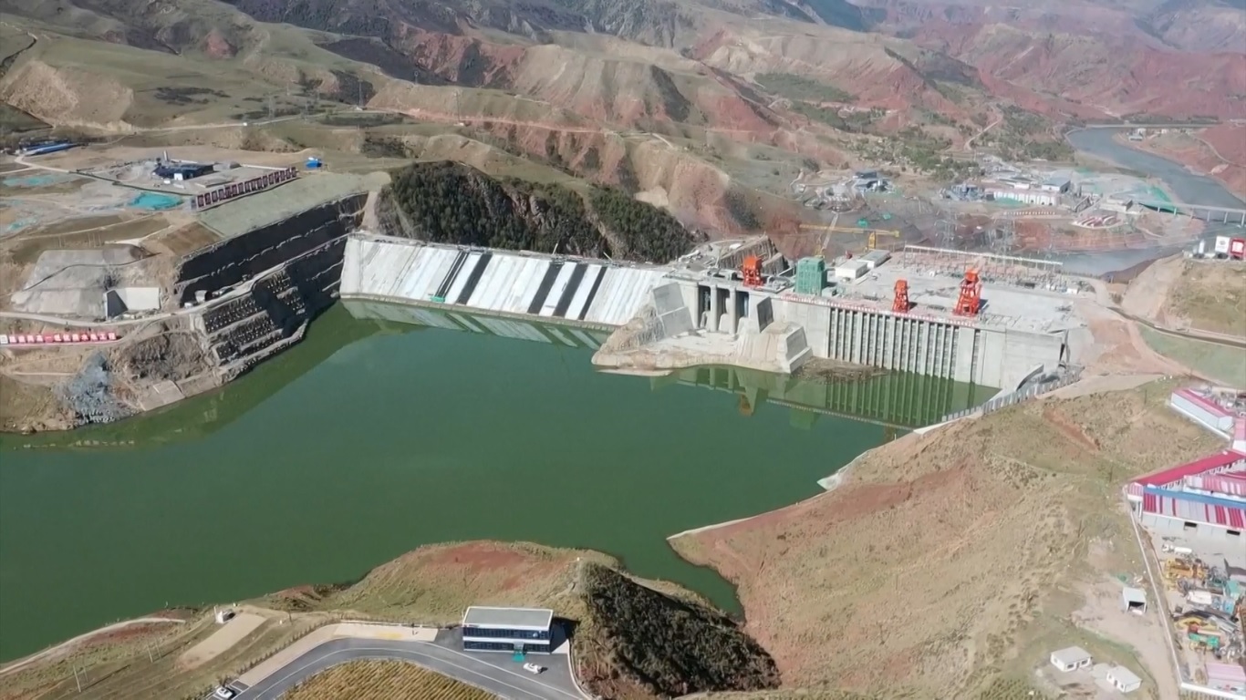 Pembangkit listrik tenaga air ini bertengger di ketinggian 3