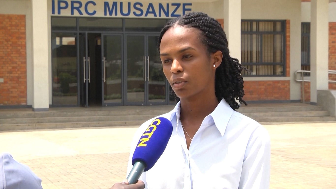 Terletak di tengah-tengah perbukitan di wilayah utara Rwanda