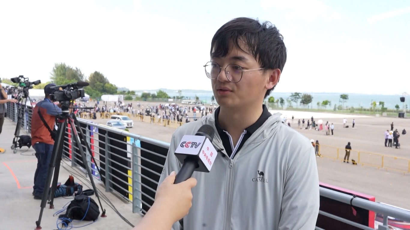 Banyak penggemar penerbangan yang datang ke pameran udara tersebut yang sangat ingin menyaksikan pesona C919 secara langsung