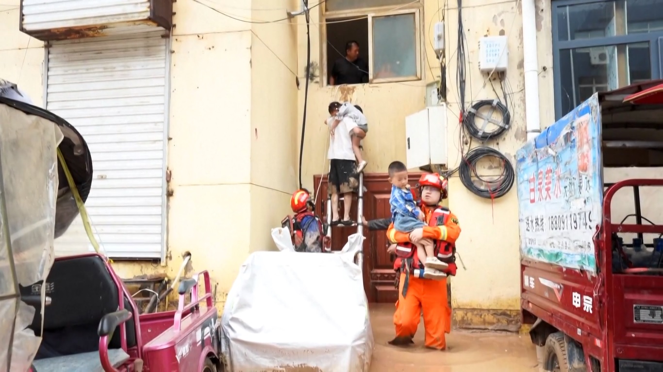 Tim penyelamat berjuang keras untuk mengevakuasi warga dari lingkungan yang berisiko dan membersihkan lumpur serta mobil mogok dari jalan