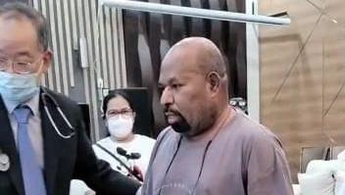 Sebelumnya KPK resmi mengumumkan Lukas Enembe sebagai tersangka di kasus dugaan tindak pidana korupsi pemberian dan penerimaan hadiah atau janji pembangunan infrastruktur di Papua KPK juga menetapkan Direktur PT Tabi Bangun Papua (TBP) Rijatono Lakka sebagai tersangka