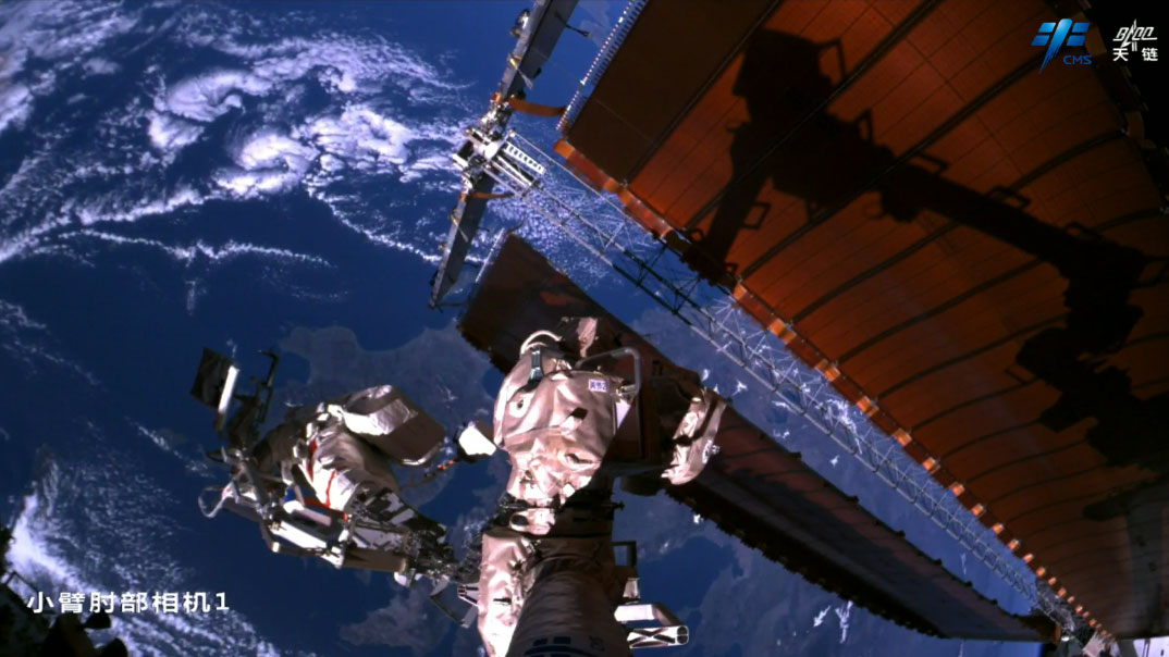 Pakaian antariksa Feitian ini mencakup fitur-fitur seperti proteksi radiasi insulasi panas pelindung mikrometeorit dan proteksi ultraviolet sekaligus memastikan kinerja dan komunikasi telemetri yang andal