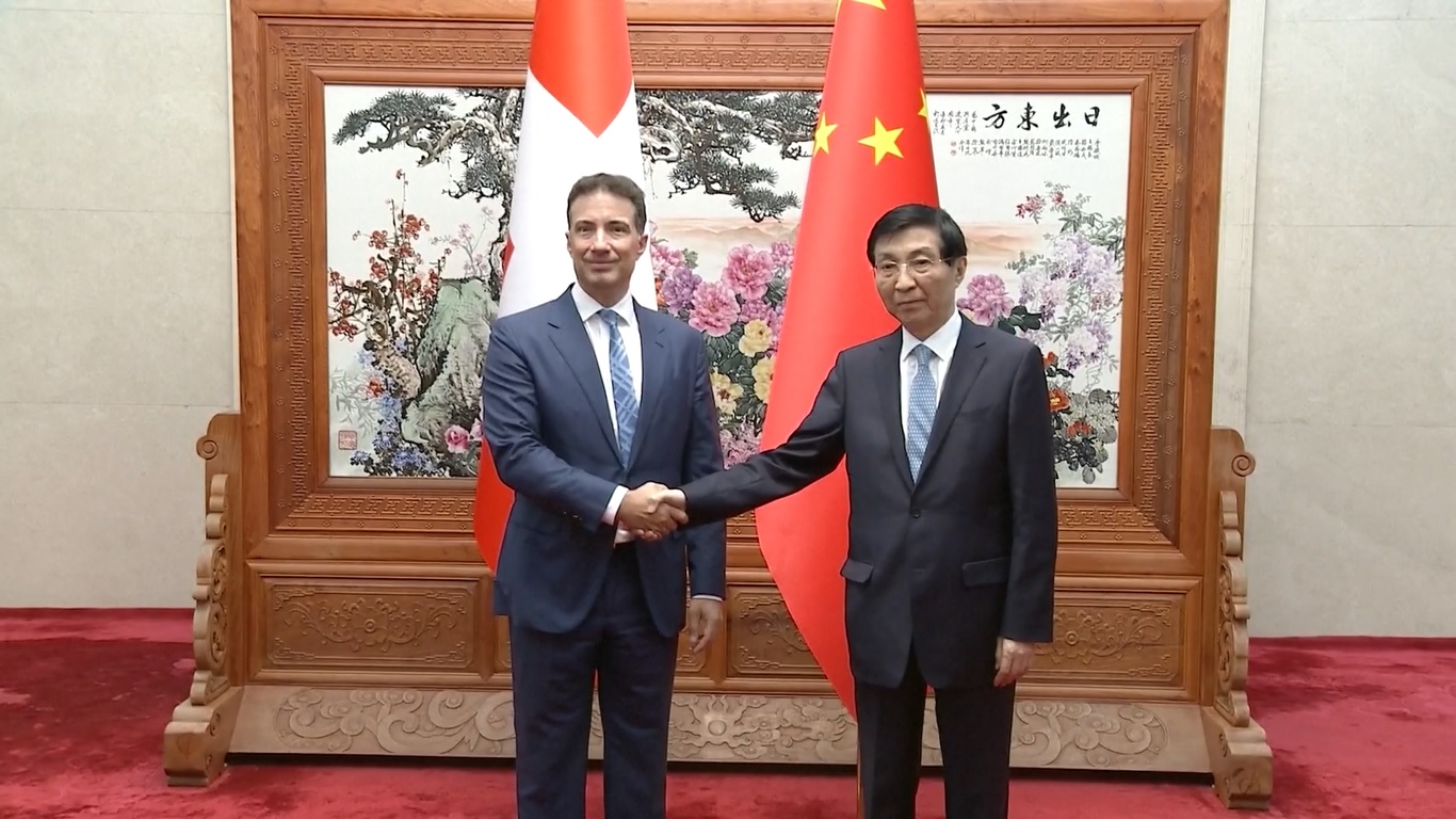Penasihat Politik Utama Tiongkok Bertemu dengan Presiden Dewan Negara Swiss di Beijing