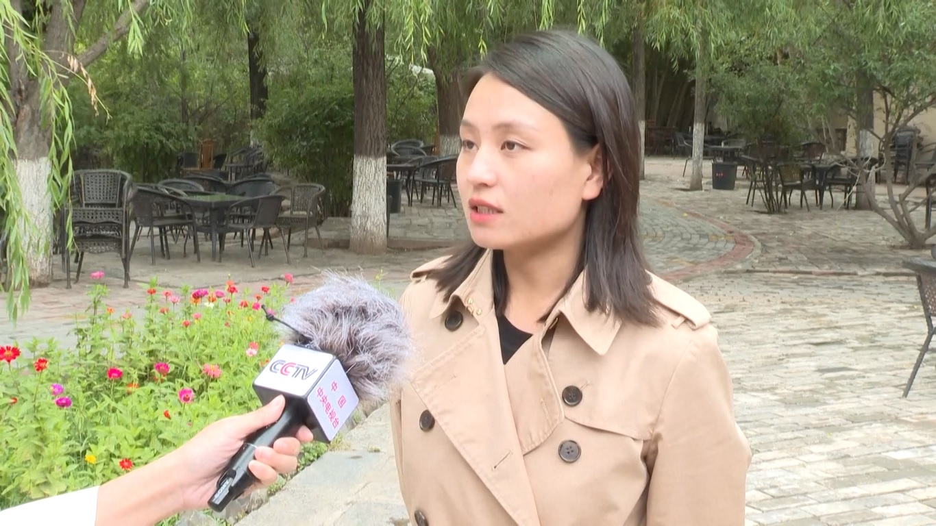 Kota ini dibangun di persimpangan Sungai Kuning Sungai Huangshui dan Sungai Datong yang dikenal sebagai Lembah Hehuang