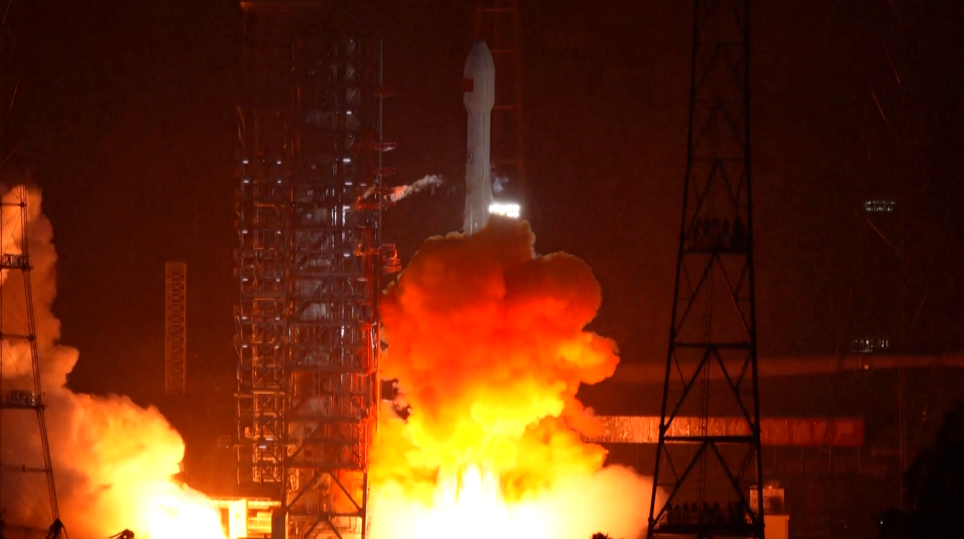 Tiongkok Meluncurkan Satelit Relai Data Baru