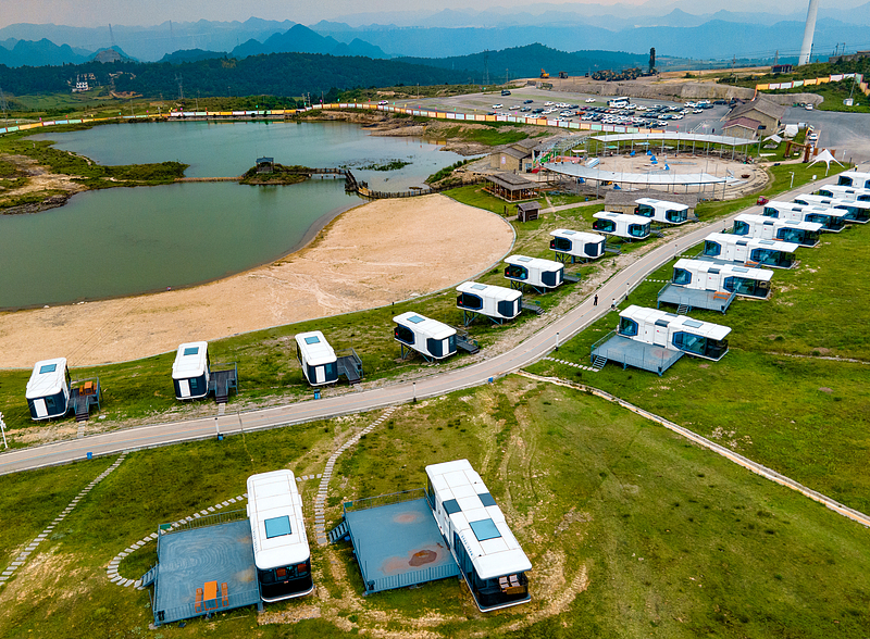 Pemerintah setempat telah memanfaatkan keindahan alam dan jaringan transportasi di area tersebut untuk menciptakan tempat wisata yang indah dengan berbagai fasilitas lengkap