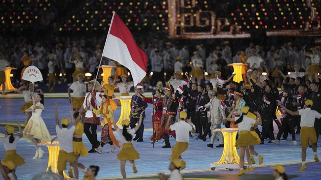 Tim perahu naga Indonesia meraih medali perak di nomor 500 meter putra di WZ Dragon Boat Centre