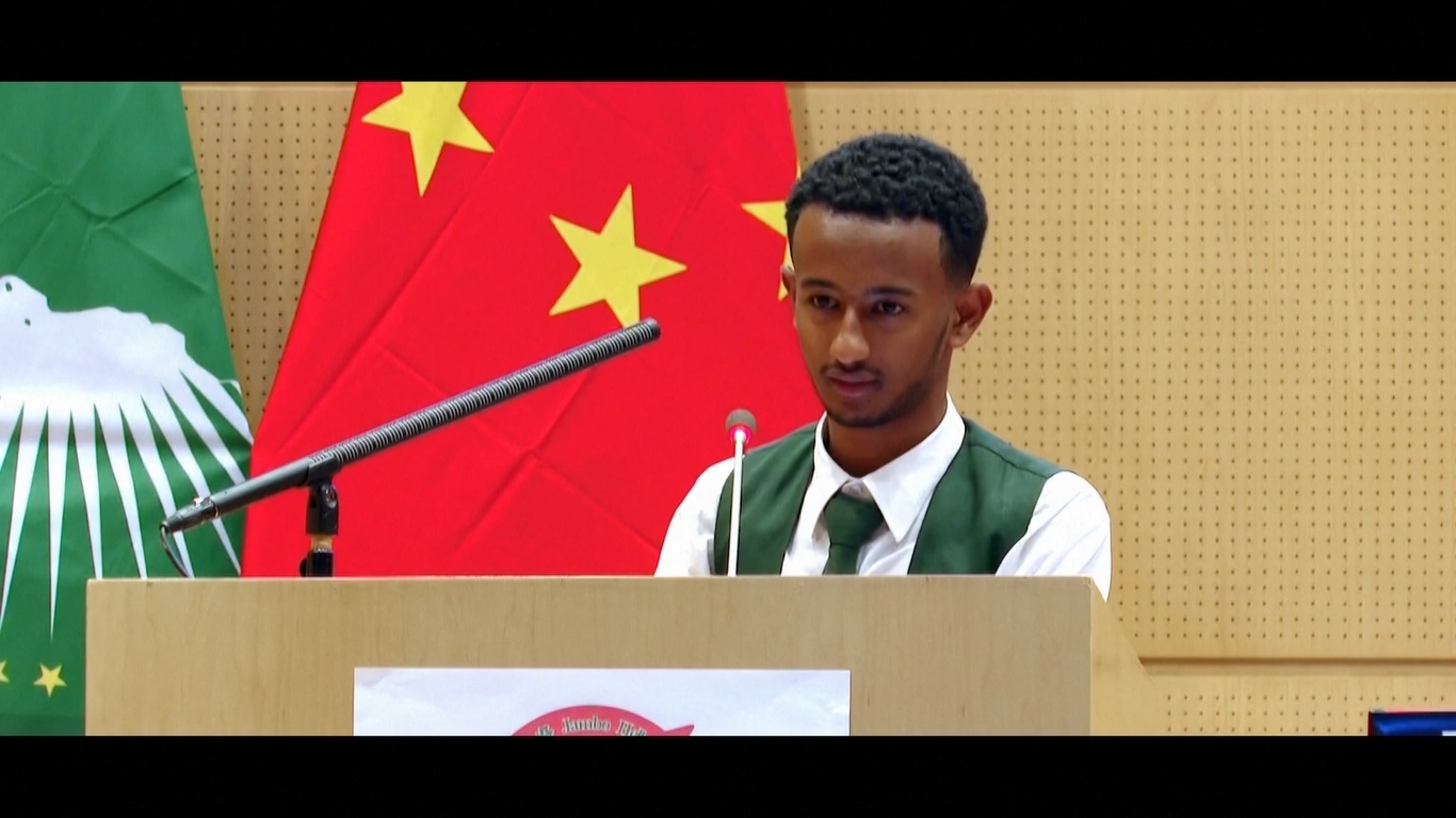 Mereka mengajukan pertanyaan kepada para astronot yang dikirim ke orbit pada bulan Juni 2022 untuk membantu merakit stasiun luar angkasa Tiongkok tersebut