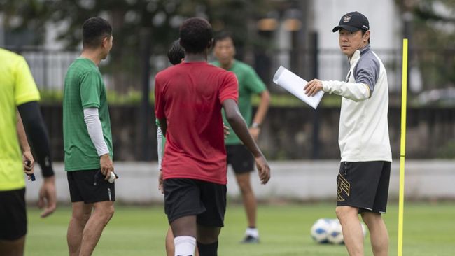 Shin Tae Yong (STY) tampak gemas saat mengajarkan teknik passing kepada para pemain Timnas Indonesia U-20