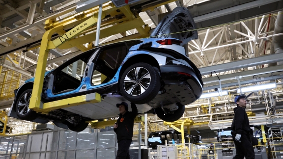 Robot-robot tersebut beroperasi menggunakan sistem jaringan otak yang mengubah mereka dari pekerja individual menjadi tim kolaboratif yang tersinkronisasi