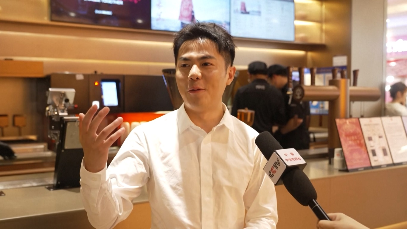 Sebagian besar toko di Shanghai kini mengizinkan pembayaran dengan kartu kredit asing dengan banyak pedagang di kota ini memasang panduan pembayaran di depan pintu mereka