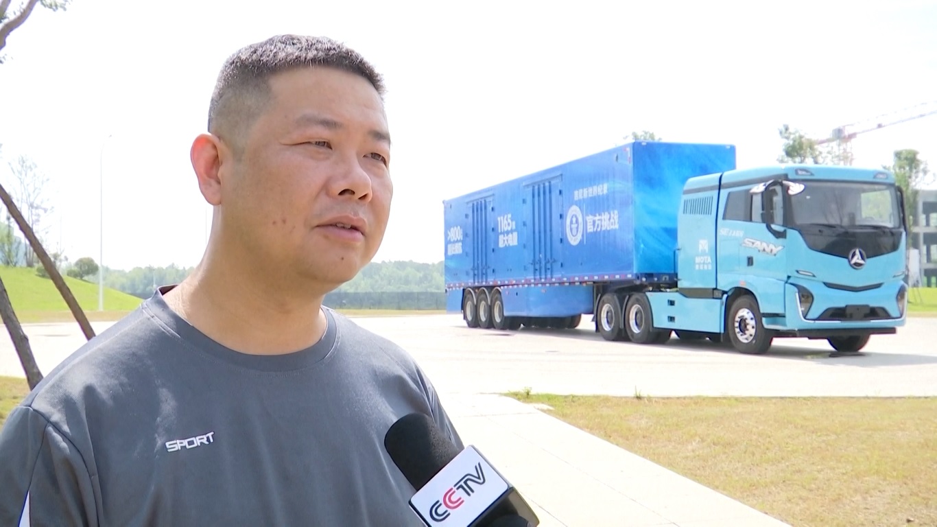 Data industri menunjukkan bahwa penjualan truk tugas berat energi baru di Tiongkok mencapai lebih dari 8