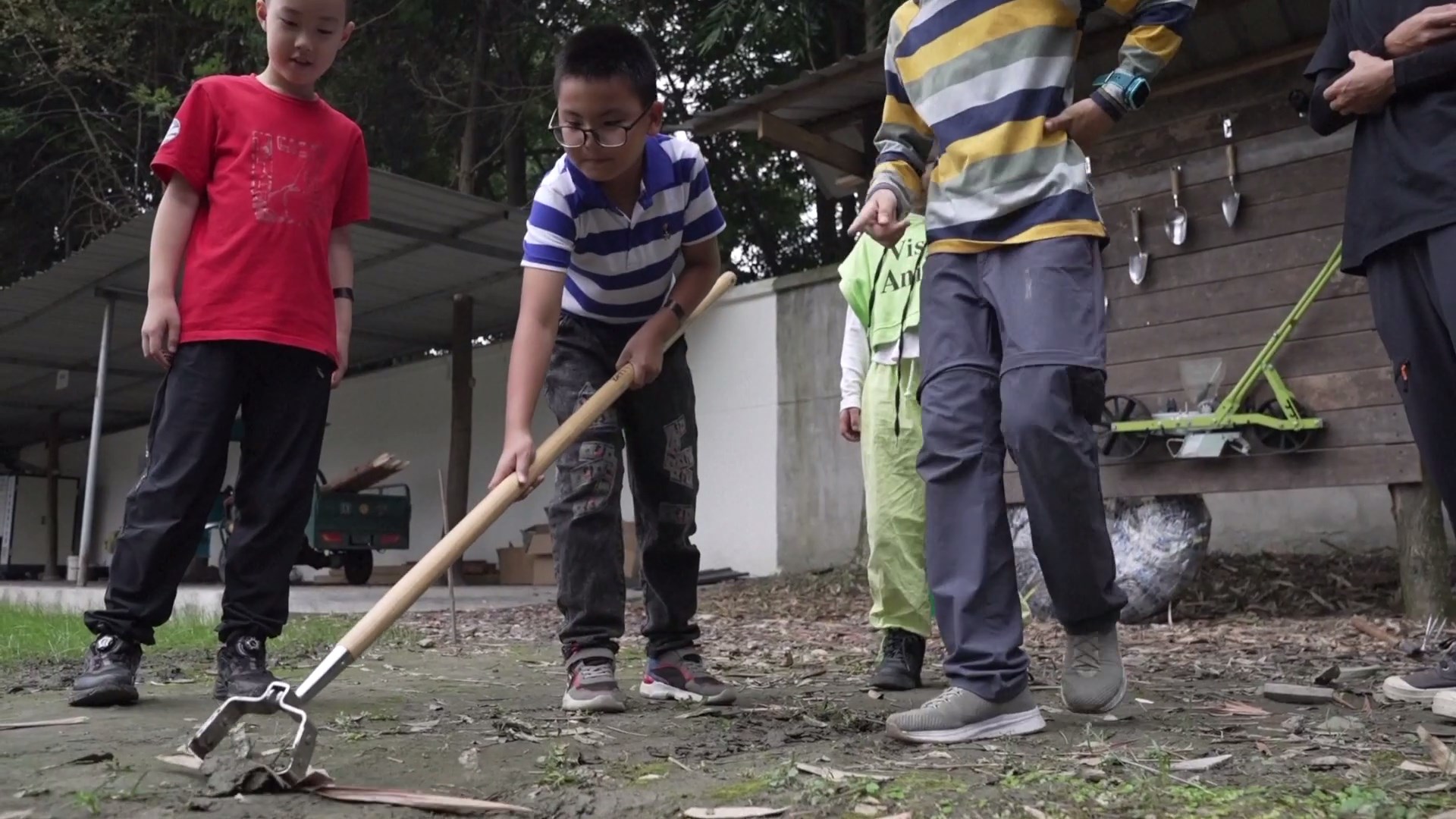Di pinggiran Chengdu di provinsi Sichuan Tiongkok barat daya banyak orang tua dan anak-anak merasakan kehidupan alami di pertanian organik kecil