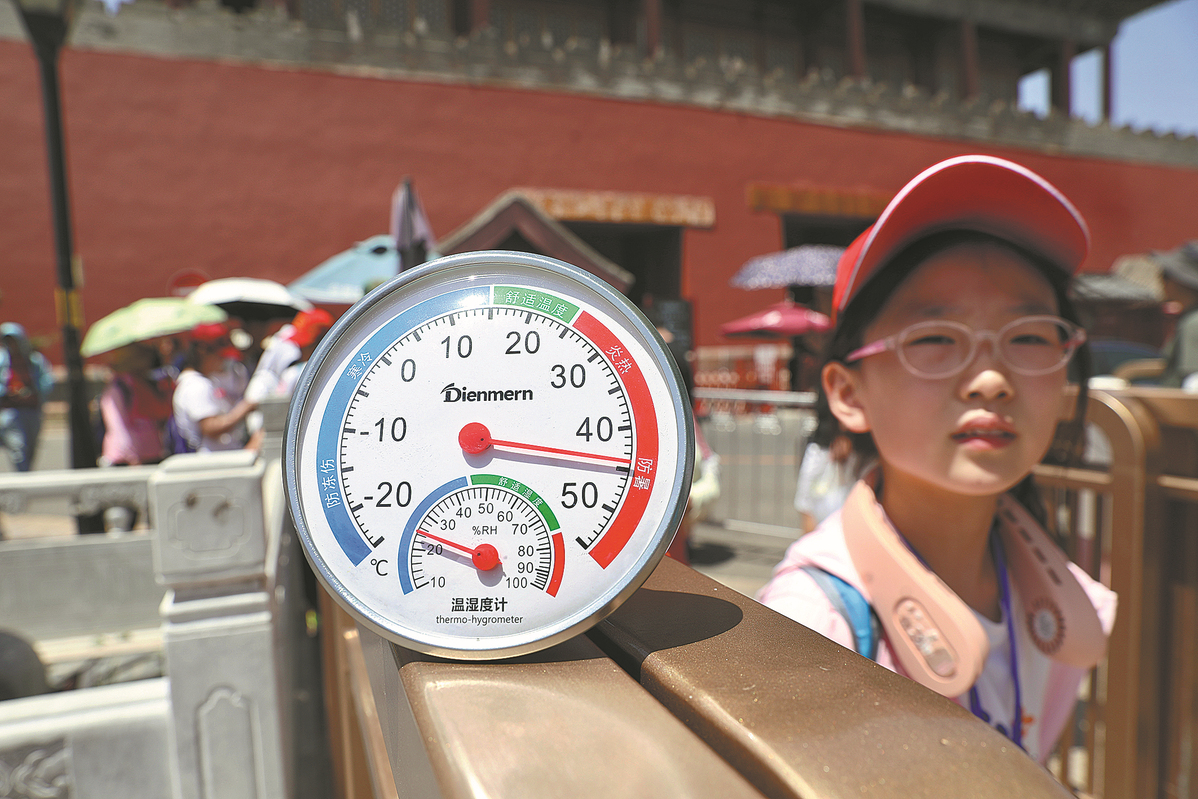 Suhu tinggi yang sedang berlangsung di Beijing dengan peringatan cuaca kategori merah pada hari Kamis (06/07/2023) menandai kedua kalinya peringatan tingkat tertinggi dikeluarkan sejak Juni dan masyarakat mencoba berbagai cara untuk tetap tenang