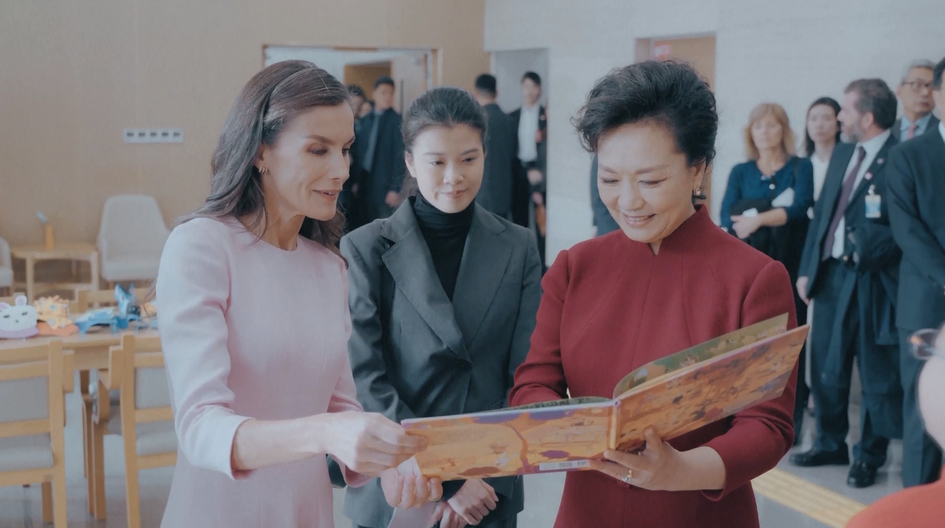 Peng Liyuan dan Ratu Spanyol Letizia Kunjungi Pusat Layanan bagi Penyandang Disabilitas di Beijing