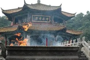 kuil ini sempat dua kali dibangun pada masa Dinasti Tang (pertama 618–690M dan kedua 705–907M)