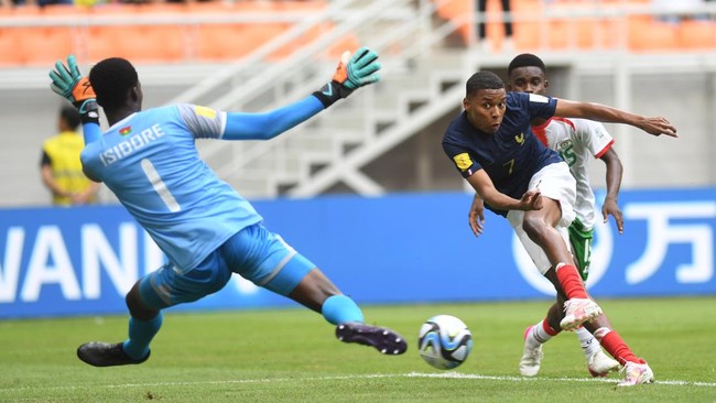 Yanis Issofou yang menjadi bahan perbincangan lantaran dianggap pemain ilegal timnas Prancis U-17 disebut mendapat skors dari FIFA sehingga tak bisa bermain lagi di Piala Dunia U-17 2023