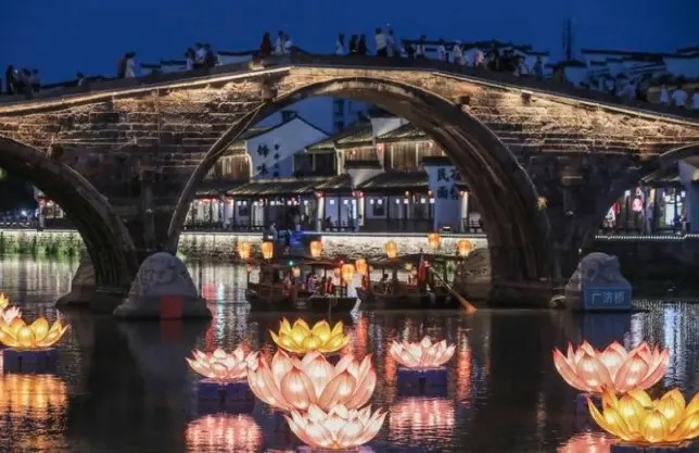 Kota Kuno Tangqi di Tiongkok Tawarkan Wisata Perahu Malam Penuh Lampion di Kota Kuno Tangqi di Tiongkok untuk Sambut Libur Nasional