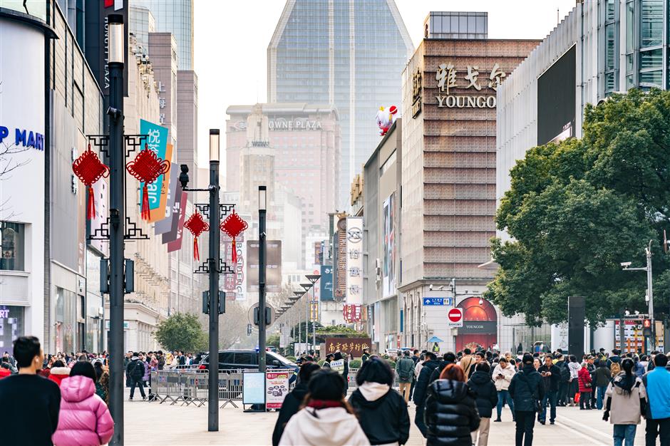 Penjualan di Mal Pejalan Kaki Nanjing Road Shanghai meningkat lebih dari dua kali lipat sejak Januari karena kampanye diskon besar-besaran