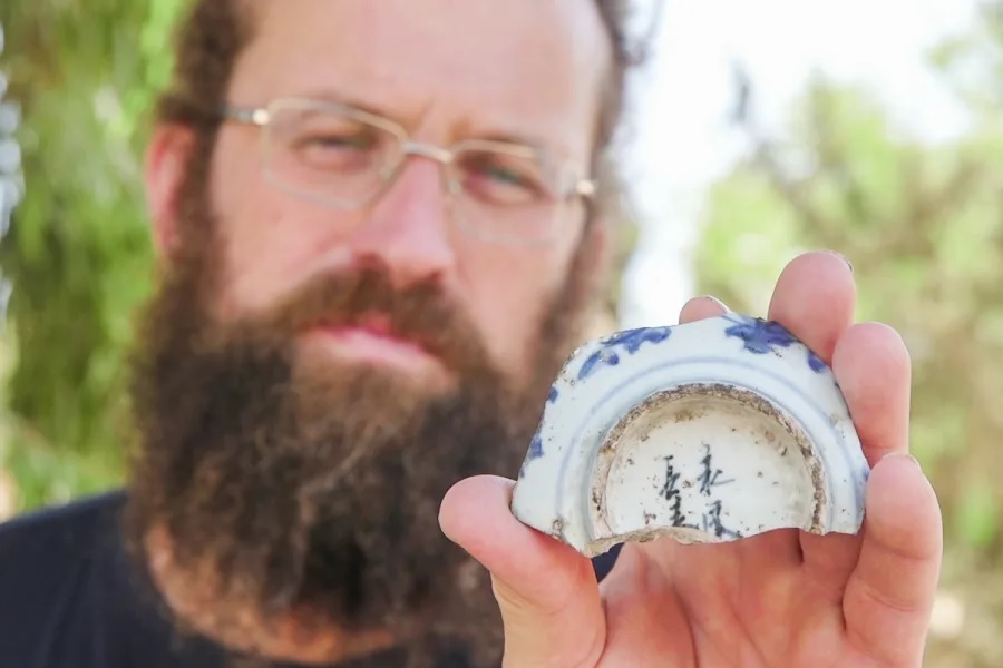 Prasasti abad ke-16 menjadi bukti arkeologi paling awal tentang hubungan antara wilayah tersebut dengan Tiongkok