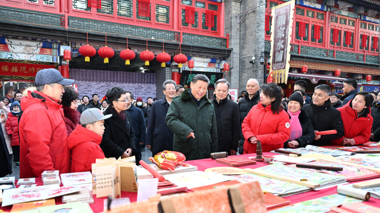 Presiden Xi pertama kali mengunjungi sebuah desa di Distrik Xiqing pada Kamis pagi untuk mempelajari tentang pemulihan kegiatan pertanian setelah banjir tahun lalu Dia juga mengunjungi orang-orang yang terkena dampak banjir di sana