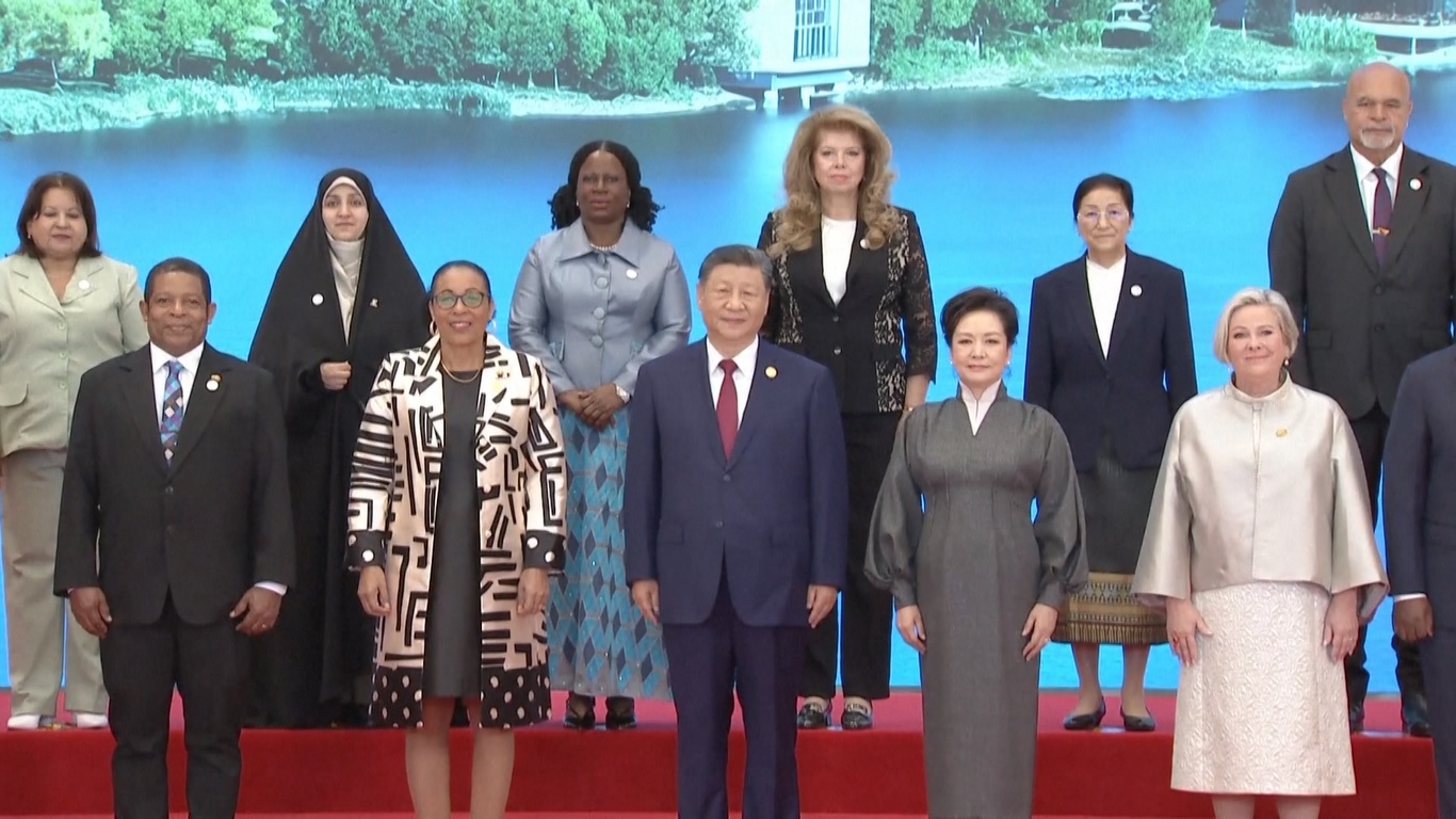 Xi Jinping Berpose untuk Foto Bersama dengan Para Tamu yang Hadiri KTT Perempuan Global