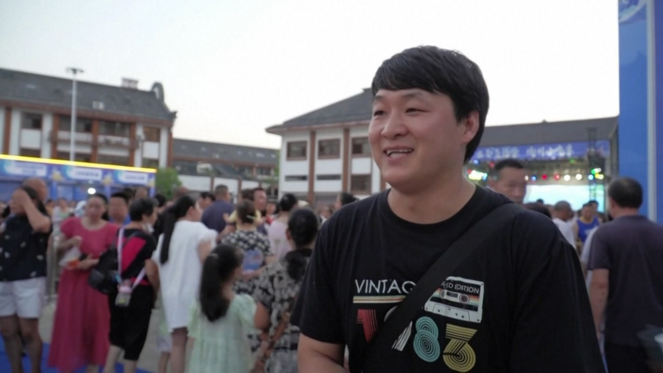 Sup Kepala Ikan dan Pertandingan Sepak Bola Meriahkan Musim Panas bagi Konsumen di Kota Danjiangkou