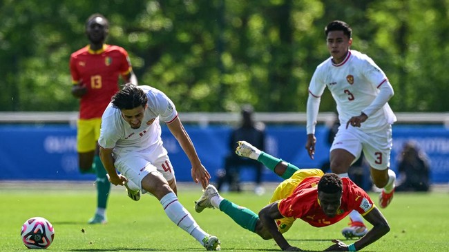 Ada momen menarik yang tersisa selepas Timnas Indonesia U-23 kalah dari Guinea di babak playoff Olimpiade 2024 Nathan Tjoe A On kembali lakukan penyelamatan heroik