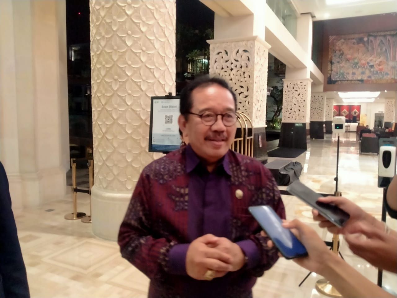 Menurut Tjokorda Oka Artha