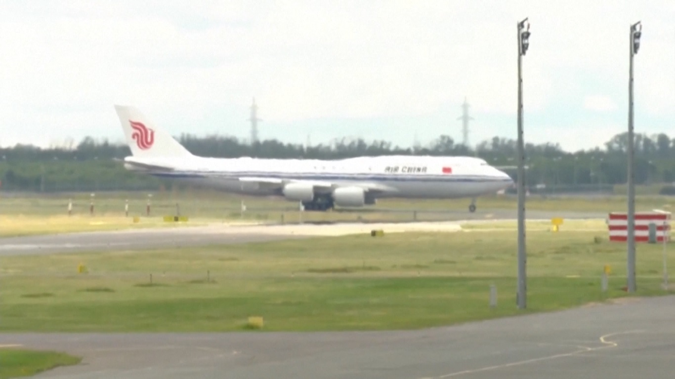 Pesawat khusus Presiden Xi dikawal oleh dua jet tempur Kazakhstan setelah memasuki wilayah udara Kazakhstan