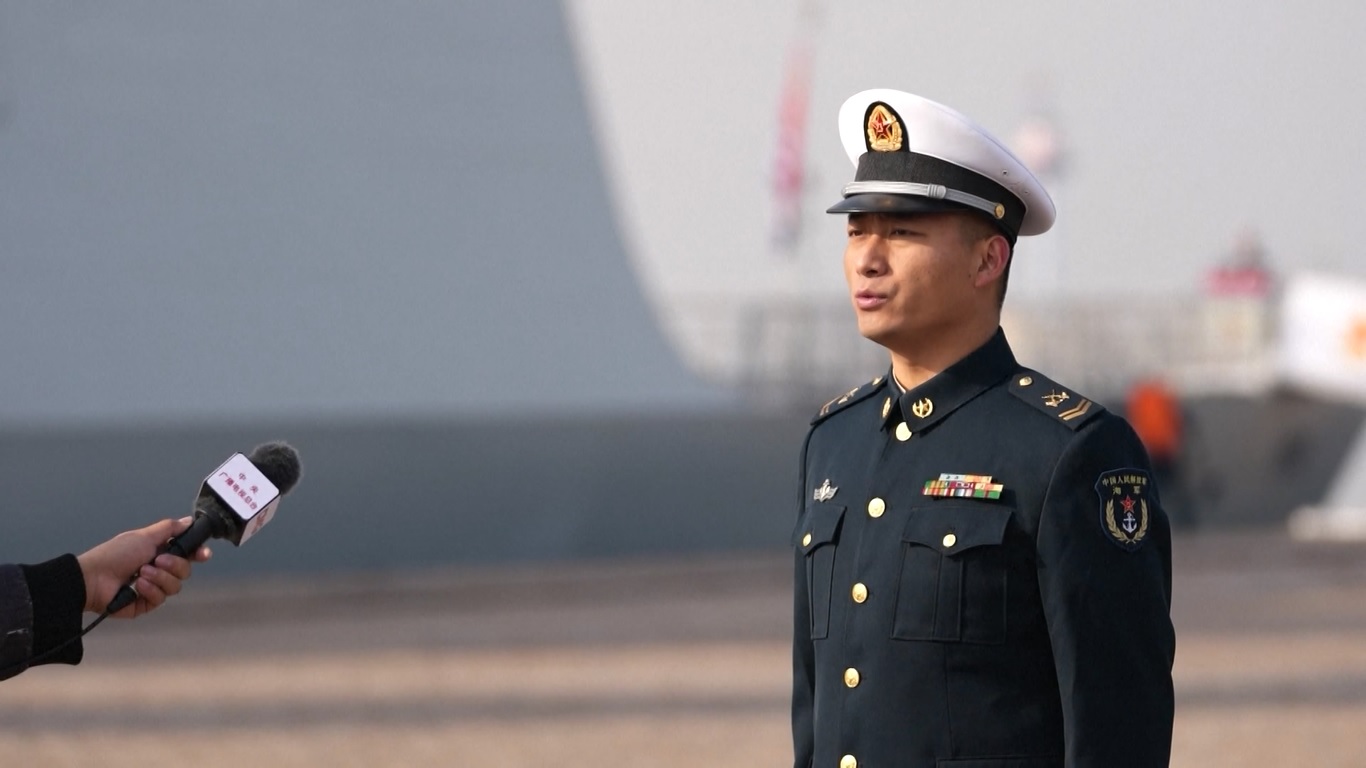 Lebih dari 100 perwira dan prajurit Tiongkok berbaris di dermaga untuk mengucapkan selamat tinggal kepada rekan-rekan Rusia mereka dalam sebuah upacara resmi