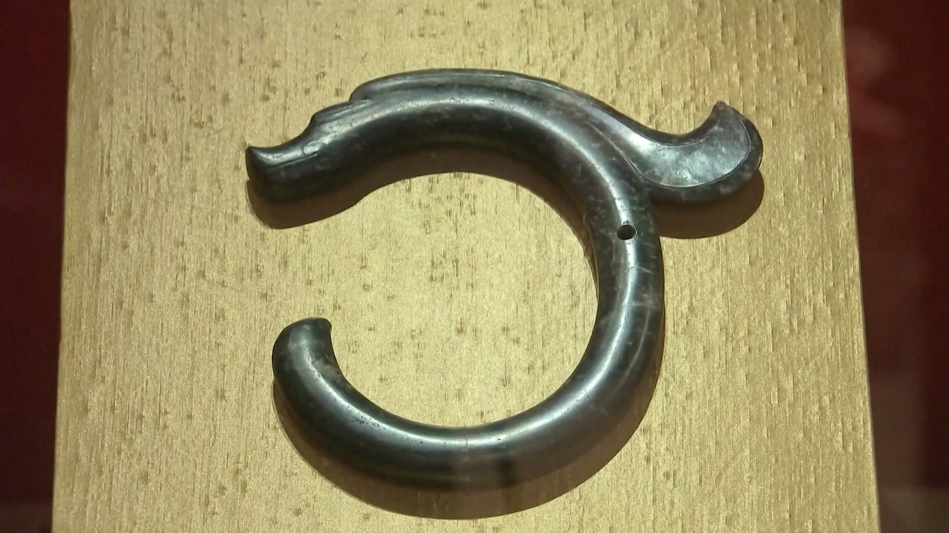 Sebuah pameran yang menampilkan lebih dari 200 benda peninggalan budaya bertema naga yang berasal dari Zaman Neolitikum sedang berlangsung di Museum Nasional Tiongkok di Beijing