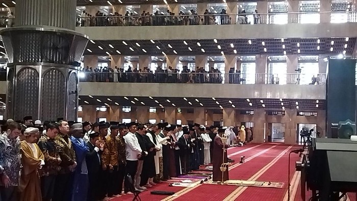 Wakil Presiden RI Ma&#039;ruf Amin menyerahkan sapi kurban dan diterima langsung oleh Imam Besar Masjid Istiqlal KH Nasaruddin Umar
