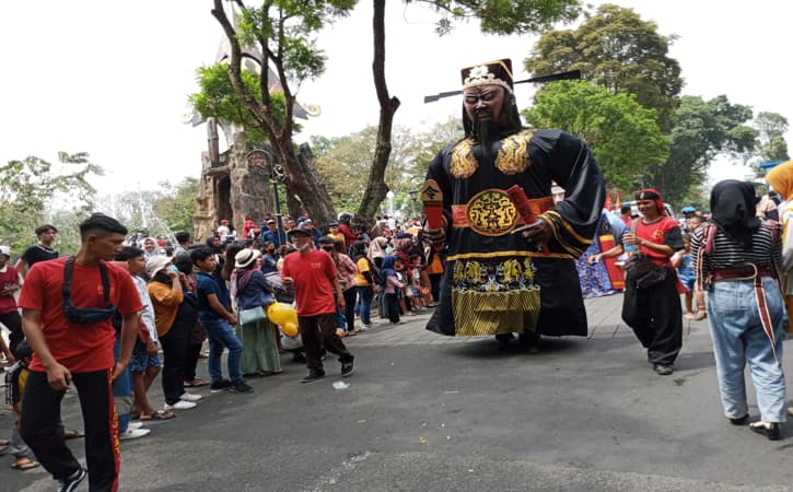 Cap Go Meh kali ini diikuti tujuh grup kesenian liong dan barongsai Selain itu terdapat juga grup dari TNI serta drumblek dan reog