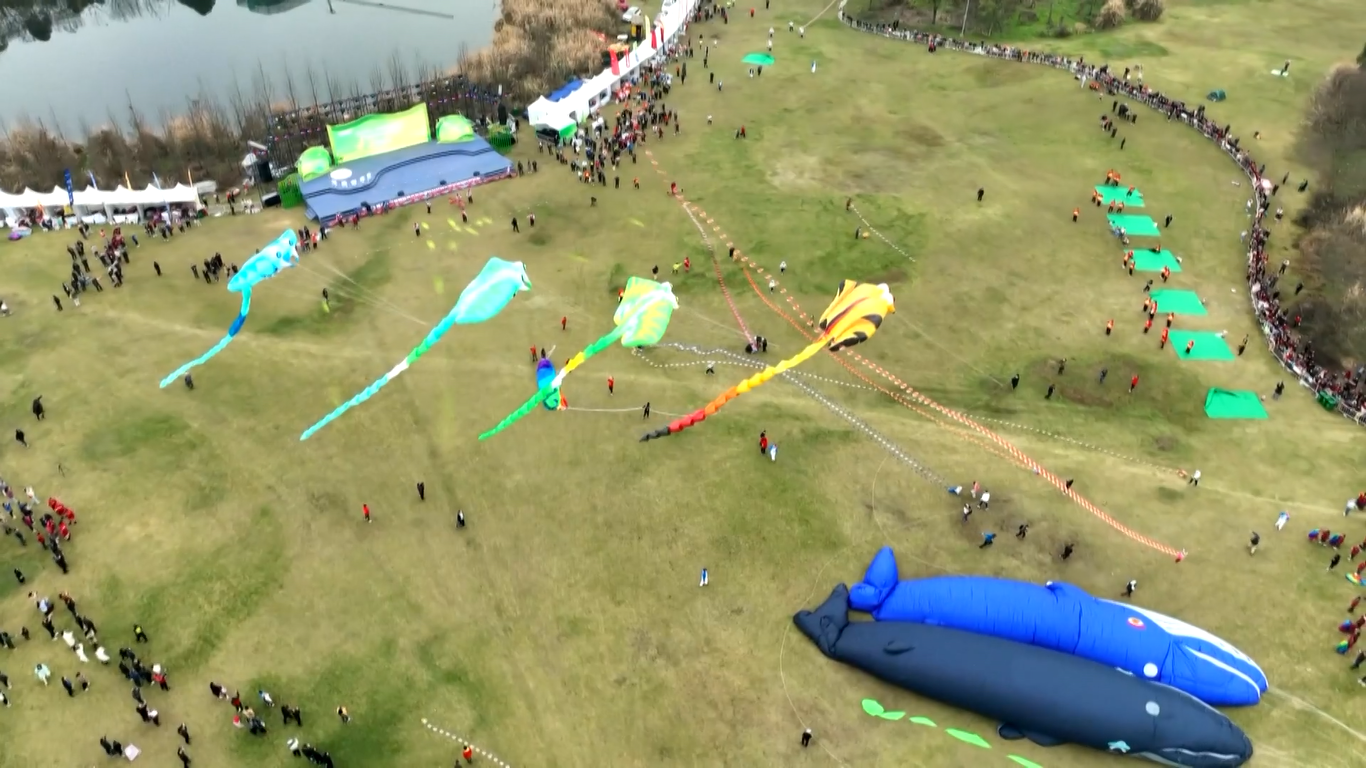 Lebih dari 200 penerbang layang-layang dari Tiongkok dan tujuh negara lain seperti Amerika Serikat