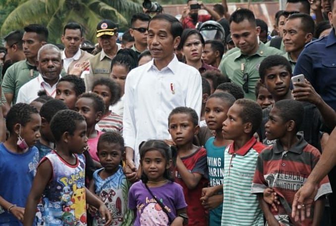 Generasi terbaik bangsa selalu lahir dari zaman yang memberi tempat yang lapang bagi setiap anak untuk bertumbuh bebas cerdas dan ceria ujar Presiden Jokowi melalui akun Twitter pribadinya