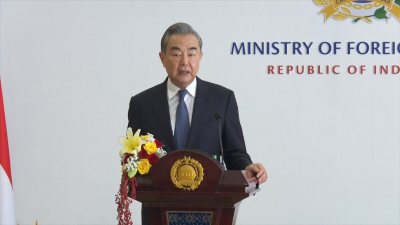 Wang Yi mengutuk biaya kemanusiaan dari perang yang sedang berlangsung yang telah menewaskan puluhan ribu orang Palestina saat berbicara kepada media bersama dengan Menteri Luar Negeri Indonesia