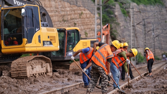 Markas Besar Pengendalian Banjir dan Bantuan Kekeringan Negara pada hari Sabtu mengaktifkan respons darurat Level IV terhadap banjir di Provinsi Hunan setelah Topan Gaemi