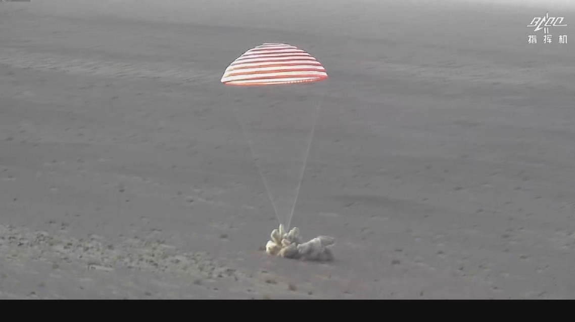 Kapsul Pendarat Membawa Awak Shenzhou-21 Mendarat di Tiongkok Utara