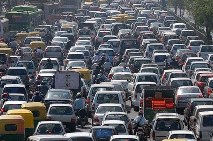 Kebijakan mengisi satu mobil dengan empat orang ini